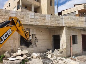 الاحتلال يُجبر ثلاثة مواطنين مقدسيين على تفريغ منازلهم تمهيدا لهدمها ذاتيا